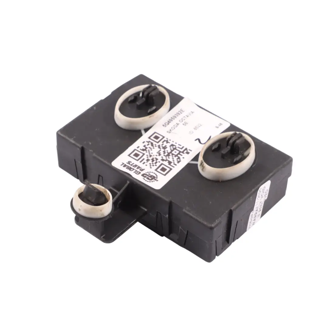 Moduł Sterownik Drzwi Przód ECU Strona Pasażera do Skoda Octavia 5E o numerze 5Q4959392E Skoda Octavia 5E Moduł Sterownik Drzwi Przód ECU Strona Pasażera - SKU 5Q4959392E - Numer Części 5Q4959392E