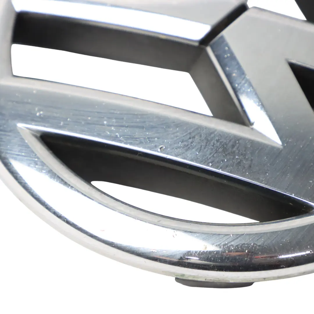 Emblema Insignia Parachoques Delantero Rejilla para Volkswagen VW Polo 6R con número de pieza 6R0853600A Volkswagen VW Polo 6R Emblema Insignia Parachoques Delantero Rejilla - SKU 6R0853600A - Número de pieza 6R0853600A