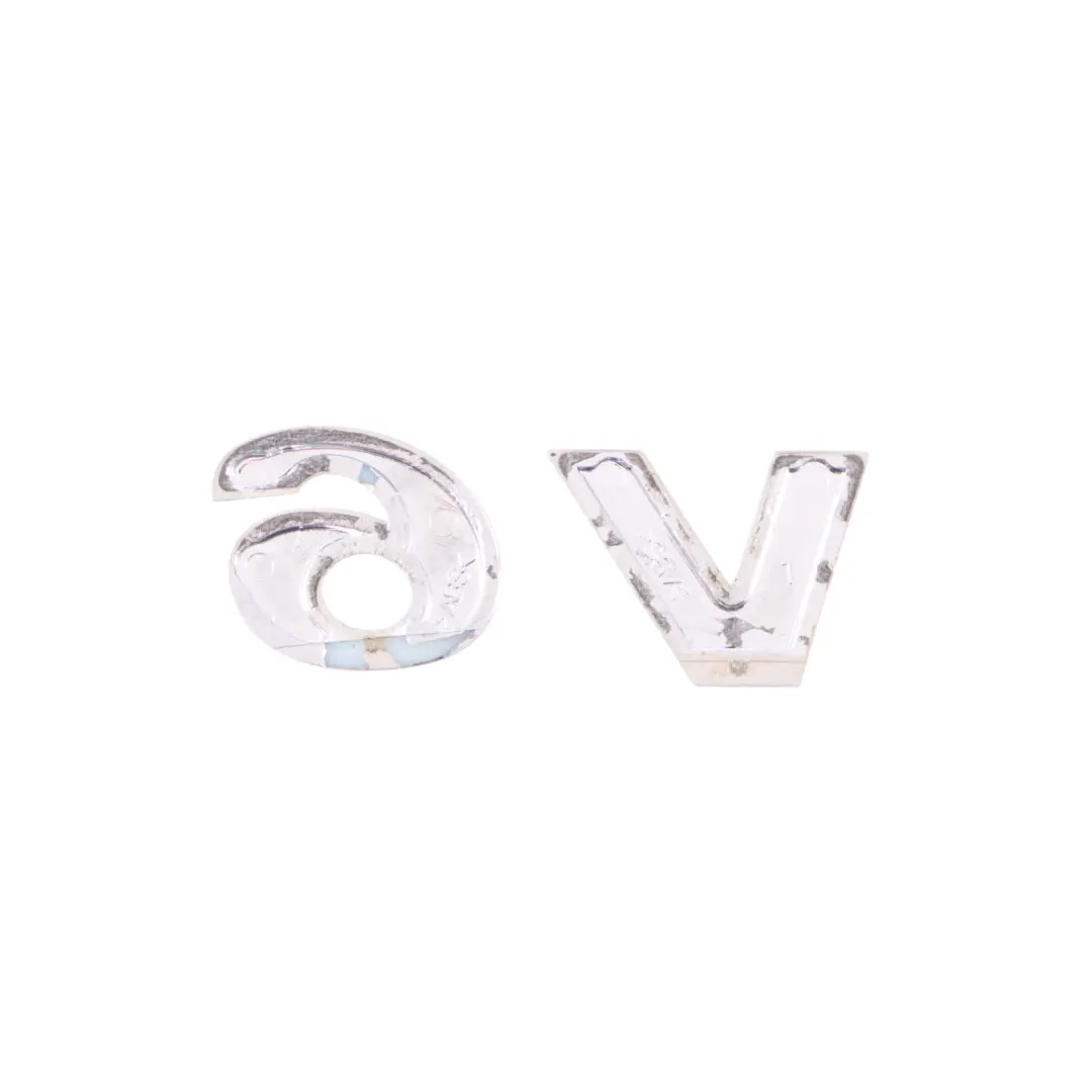 Volkswagen Touareg 7P Emblemat Logo Znaczek Klapy Bagażnika V6 - SKU 7P6853675E - Numer Części 7P6853675E