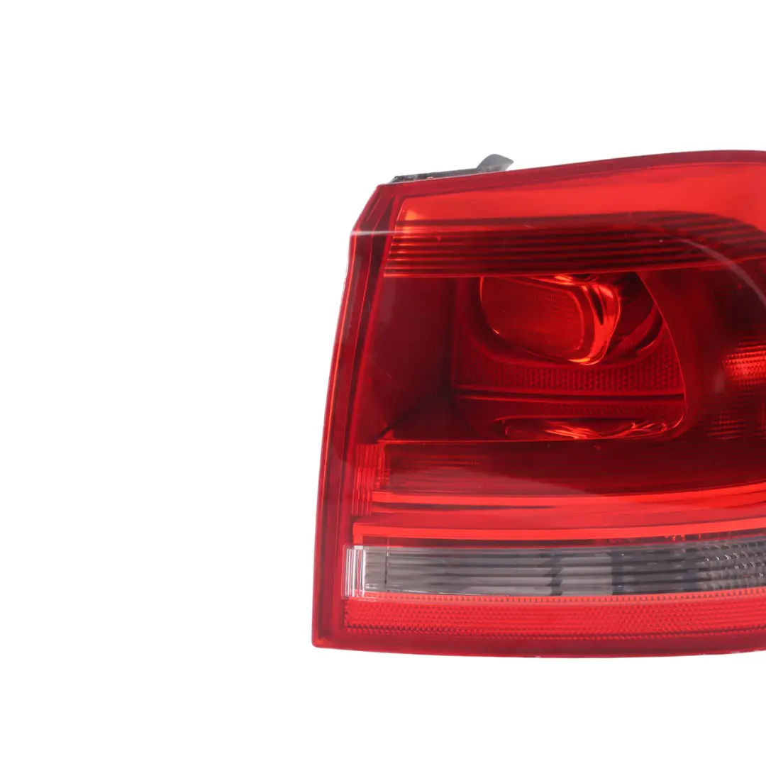 7P Lampa Tylna Tył Prawa Zewnętrzna do VW Volkswagen Touareg o numerze 7P6945096D VW Volkswagen Touareg 7P Lampa Tylna Tył Prawa Zewnętrzna - SKU 7P6945096D - Numer Części 7P6945096D