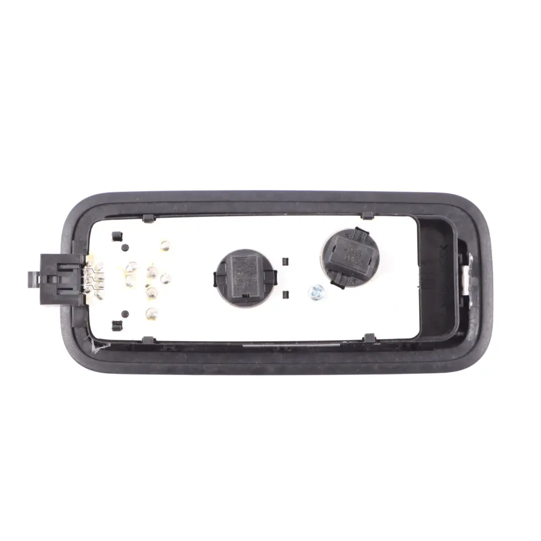 Lampka Podsufitki Panel Prawa Tylna Prawy Tył do Audi Q5 8R o numerze 8R0947292 Audi Q5 8R Lampka Podsufitki Panel Prawa Tylna Prawy Tył - SKU 8R0947292 - Numer Części 8R0947292