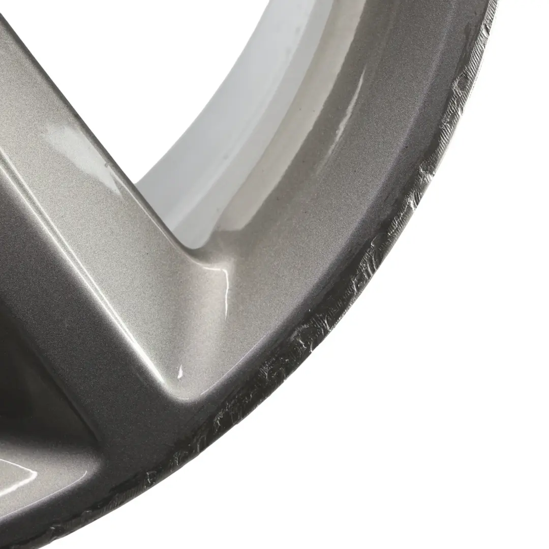 Srebrna Felga Aluminiowa 18" 8.5J ET:29 do Audi A5 8T o numerze 8T0601025M Audi A5 8T Srebrna Felga Aluminiowa 18" 8.5J ET:29 - SKU 8T0601025M-2 - Numer Części 8T0601025M