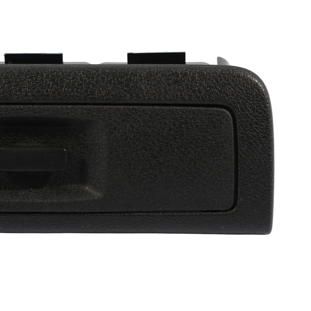 Schowek Tylnej Kanapy Wkład Drzwiczki Klapka do Audi A3 8V o numerze 8V0885993A Audi A3 8V Schowek Tylnej Kanapy Wkład Drzwiczki Klapka - SKU 8V0885993A - Numer Części 8V0885993A