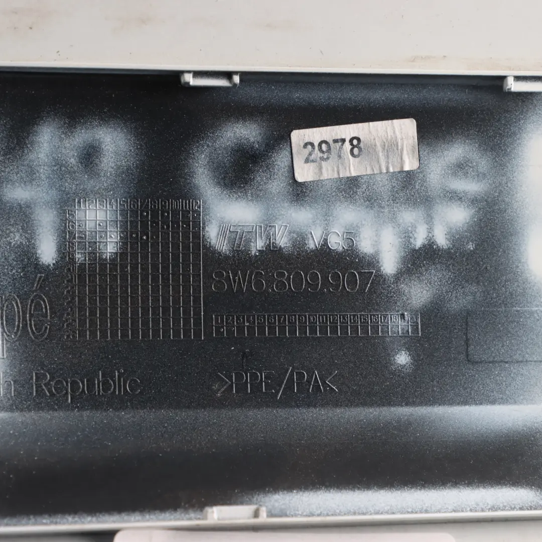 Tappo Sportello Carburante Copertura Bianco Ghiacciaio-S9R per Audi A5 F5 con numero di parte 8W6809907 Audi A5 F5 Tappo Sportello Carburante Copertura Bianco Ghiacciaio-S9R - SKU 8W6809907-MGW - Numero di parte 8W6809907