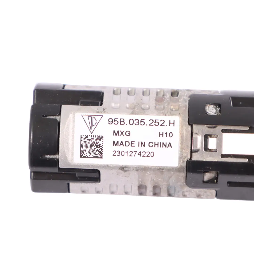 Gniazdo Złącze Port USB C do Porsche Macan 95B o numerze 95B035252H Porsche Macan 95B Gniazdo Złącze Port USB C - SKU 95B035252H - Numer Części 95B035252H