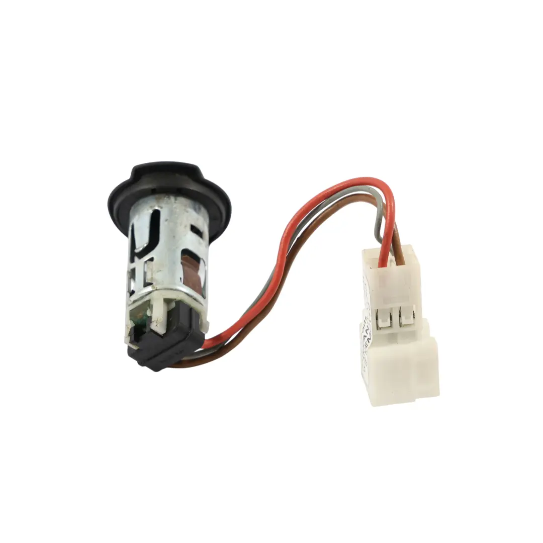 Mercedes W204 C207 W212 Prise Accessoire 12V - SKU A0008204951 - Numéro de pièce A0008204951
