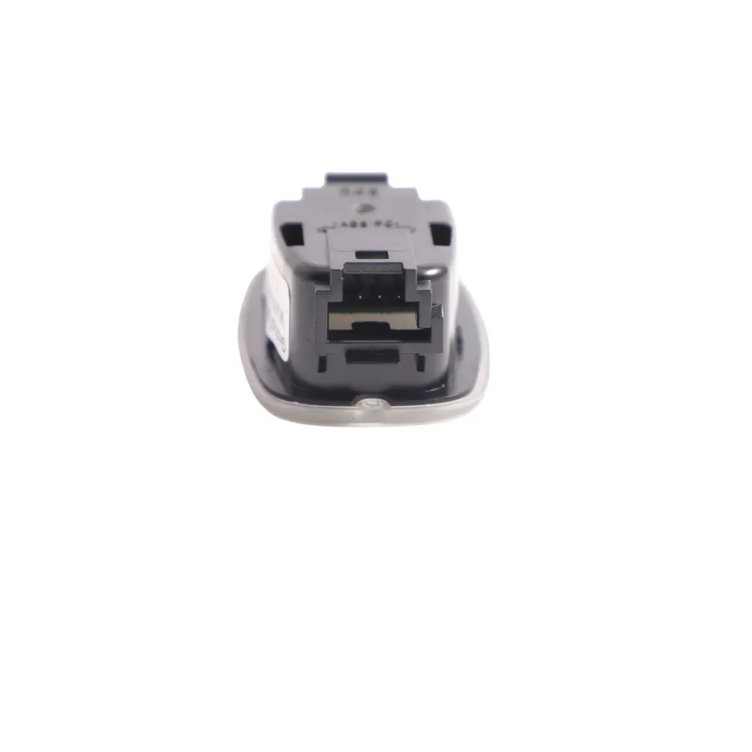 Luce Interna Piedi Anteriore Destra Sinistra per Mercedes W177 CL C118 con numero di parte A0009062012 Mercedes W177 CL C118 Luce Interna Piedi Anteriore Destra Sinistra - SKU A0009062012 - Numero di parte A0009062012