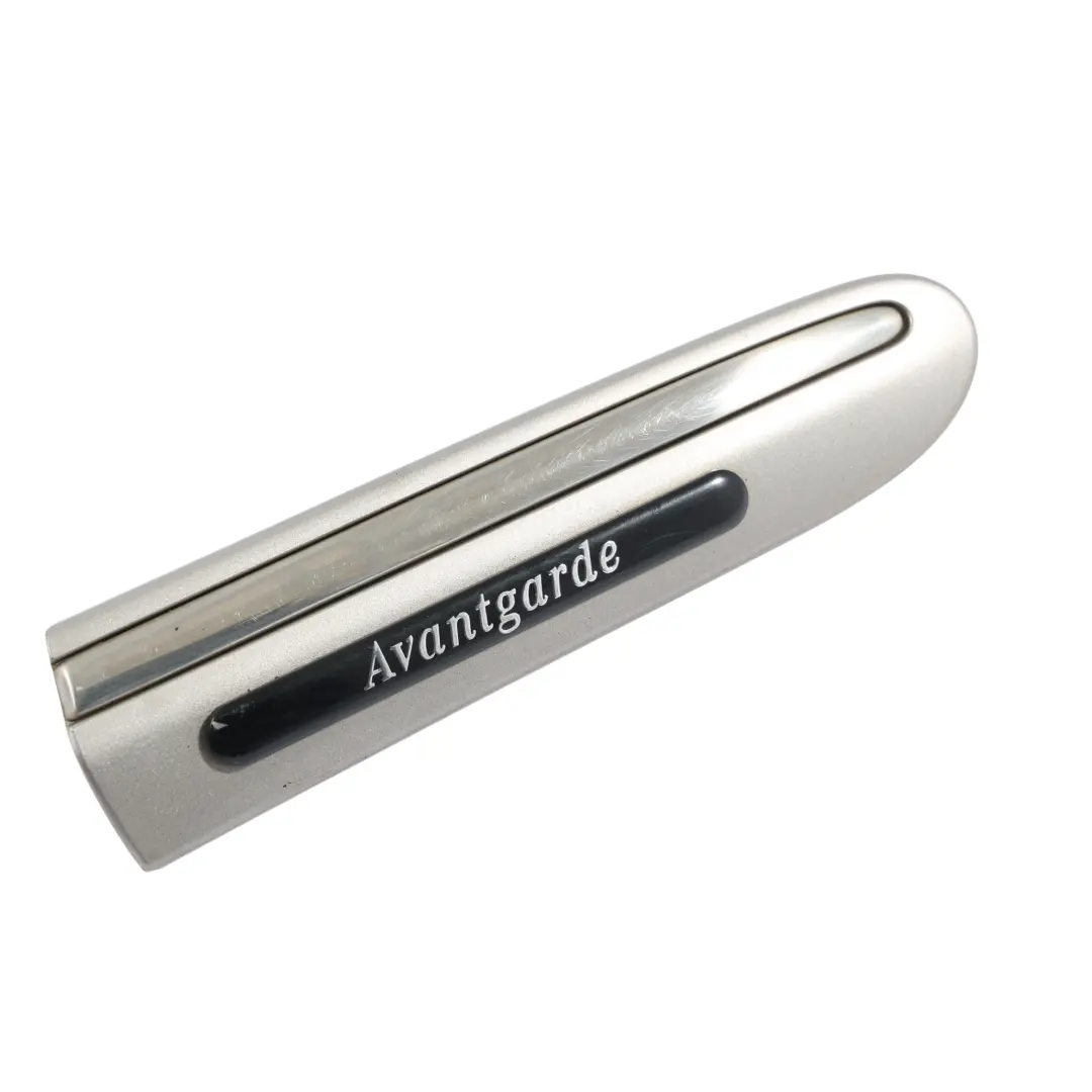 C203 Moulure D'Aile Avant Droite Couleur Argent Métallisé Cubanite 723 pour Mercedes à propos du numéro de pièce A2036904862 Mercedes C203 Moulure D'Aile Avant Droite Couleur Argent Métallisé Cubanite 723 - SKU A2036904862-CS - Numéro de pièce A2036904862