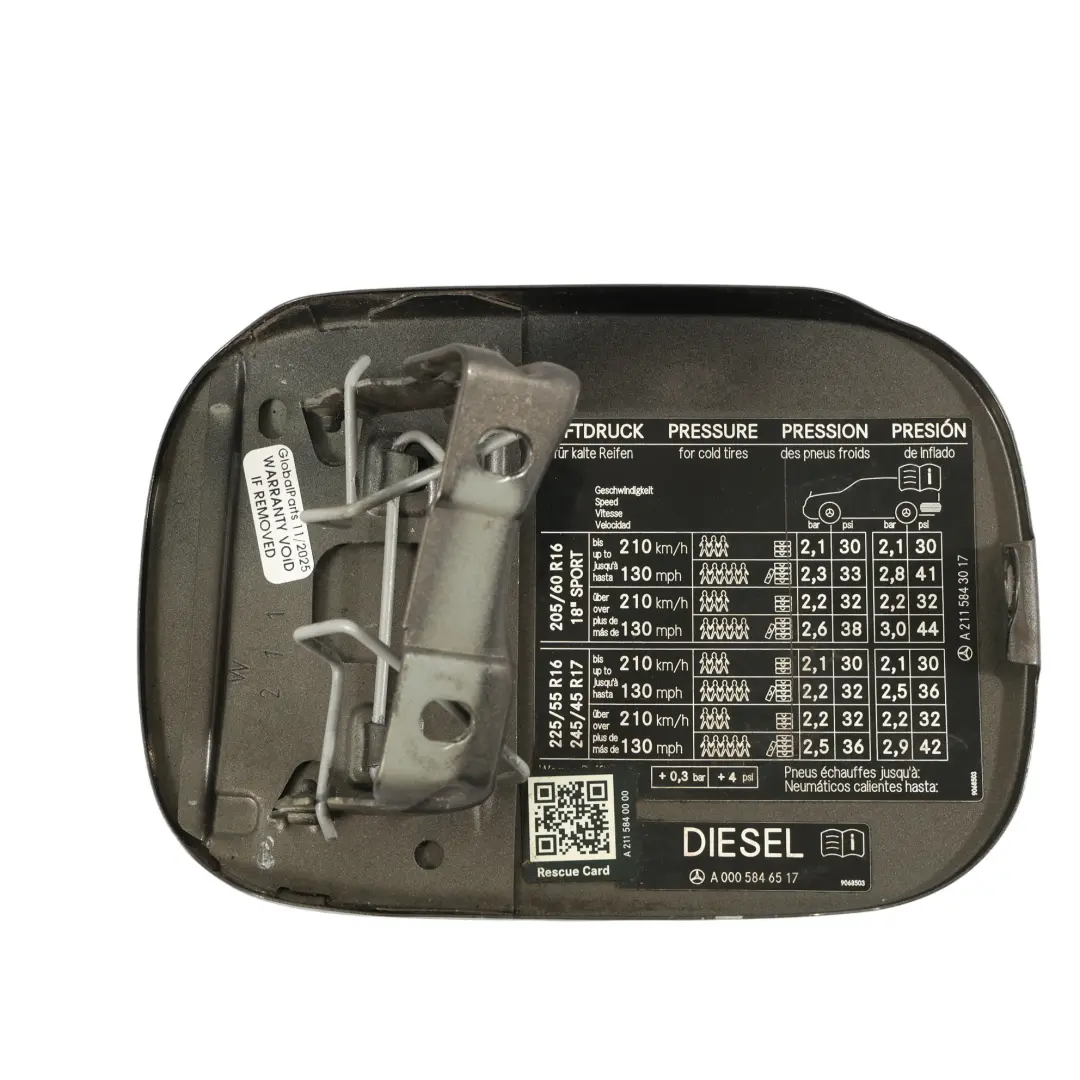 Klappe Tank Deckel Abdeckung Indium Grau Metallic - 963 für Mercedes W211 Tank mit Teilenummer A2117500206 Mercedes W211 Tank Klappe Tank Deckel Abdeckung Indium Grau Metallic - 963 - SKU A2117500206-ING - Teilenummer A2117500206