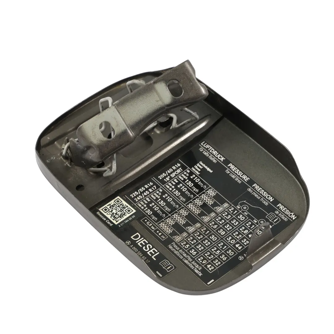 Klappe Tank Deckel Abdeckung Indium Grau Metallic - 963 für Mercedes W211 Tank mit Teilenummer A2117500206 Mercedes W211 Tank Klappe Tank Deckel Abdeckung Indium Grau Metallic - 963 - SKU A2117500206-ING - Teilenummer A2117500206