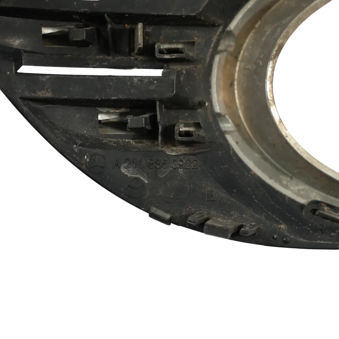 Mercedes W211 Osłona Światła Przeciwmgielnego Przód Lewa - SKU A2118850922 - Numer Części A2118850922