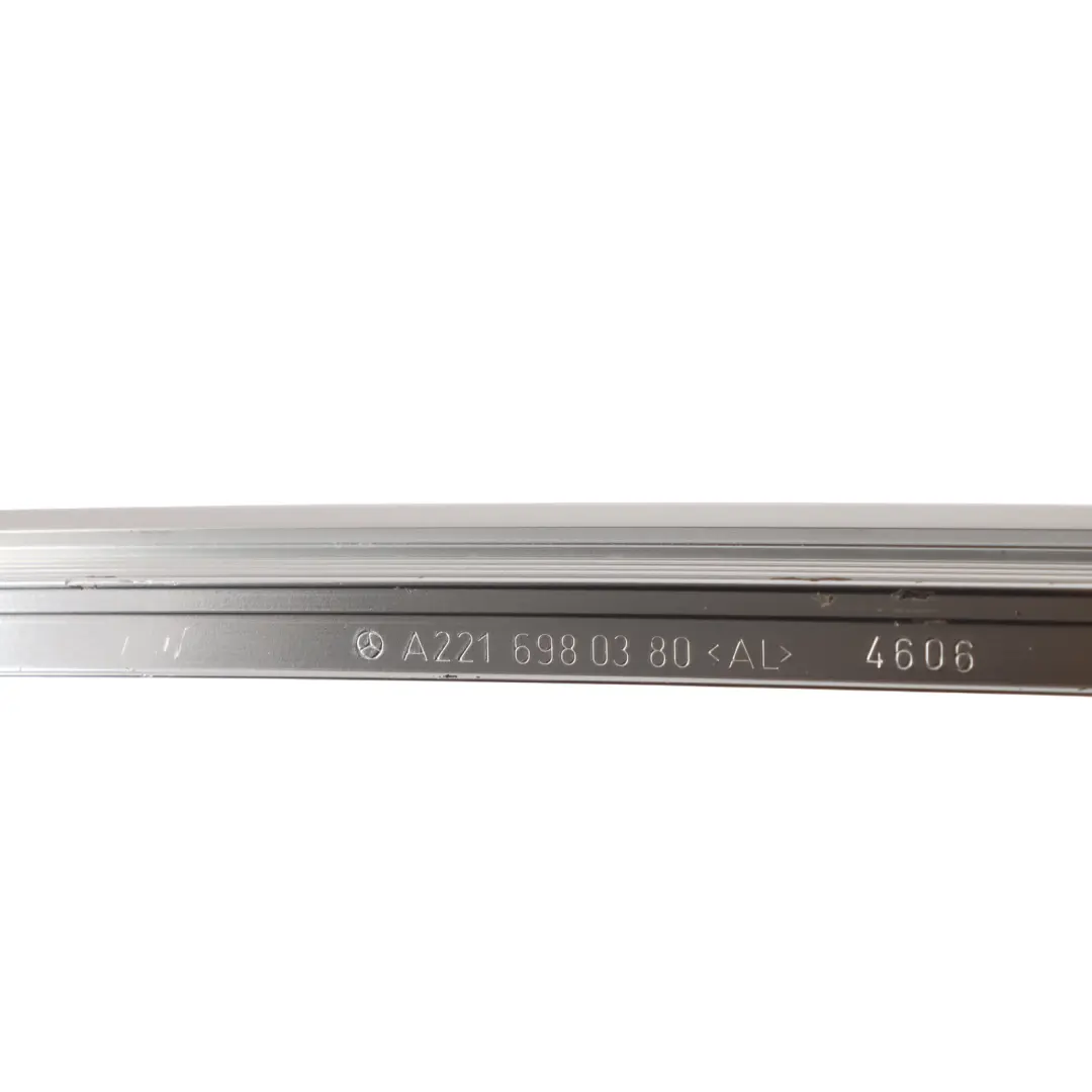 Moldura Marco Ventana Trasera Izquierda Puerta para Mercedes W221 con número de pieza A2216980380 Mercedes W221 Moldura Marco Ventana Trasera Izquierda Puerta - SKU A2216980380 - Número de pieza A2216980380