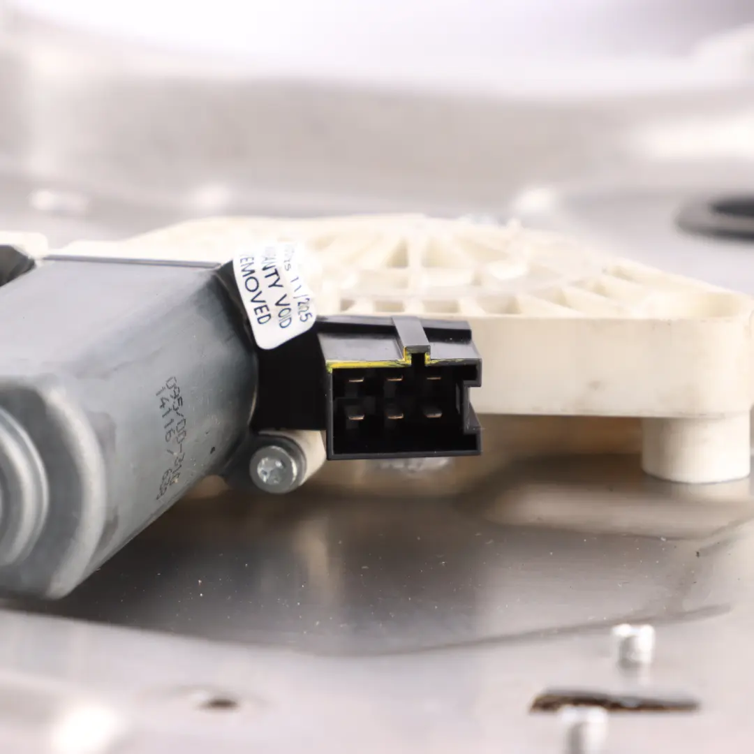 Window Lifter Front Right O/S Window Regulator Motor to Mercedes W221 with Part number A2217200479 Mercedes W221 Window Lifter Front Right O/S Window Regulator Motor - SKU A2217200479 - Part number A2217200479