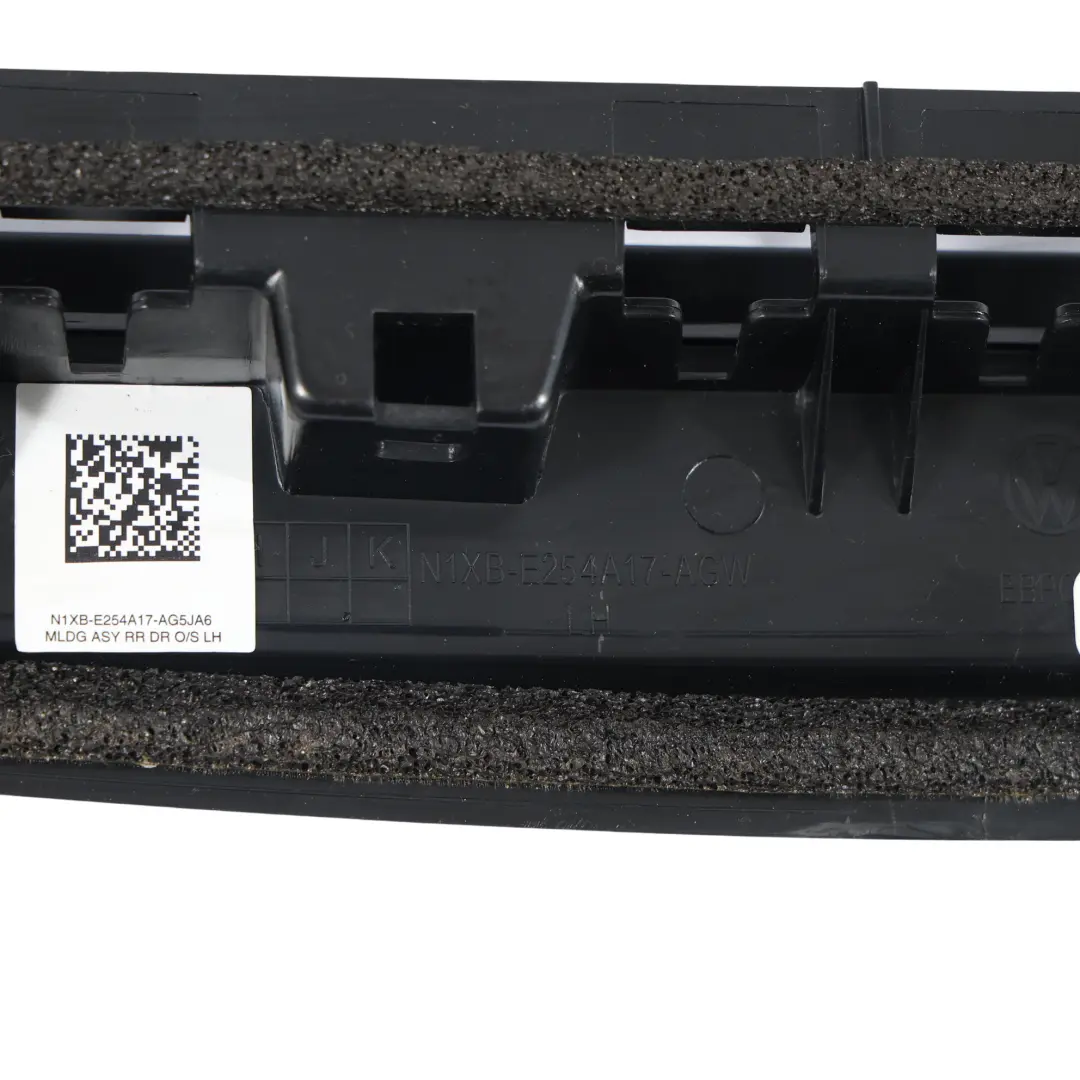 Panneau Garniture De Vitre De Porte Arrière Gauche N1XB-E254A17-AGW pour VW Amarok 2 à propos du numéro de pièce 2HJ839889F VW Amarok 2 Panneau Garniture De Vitre De Porte Arrière Gauche N1XB-E254A17-AGW - SKU 2HJ839889F - Numéro de pièce 2HJ839889F