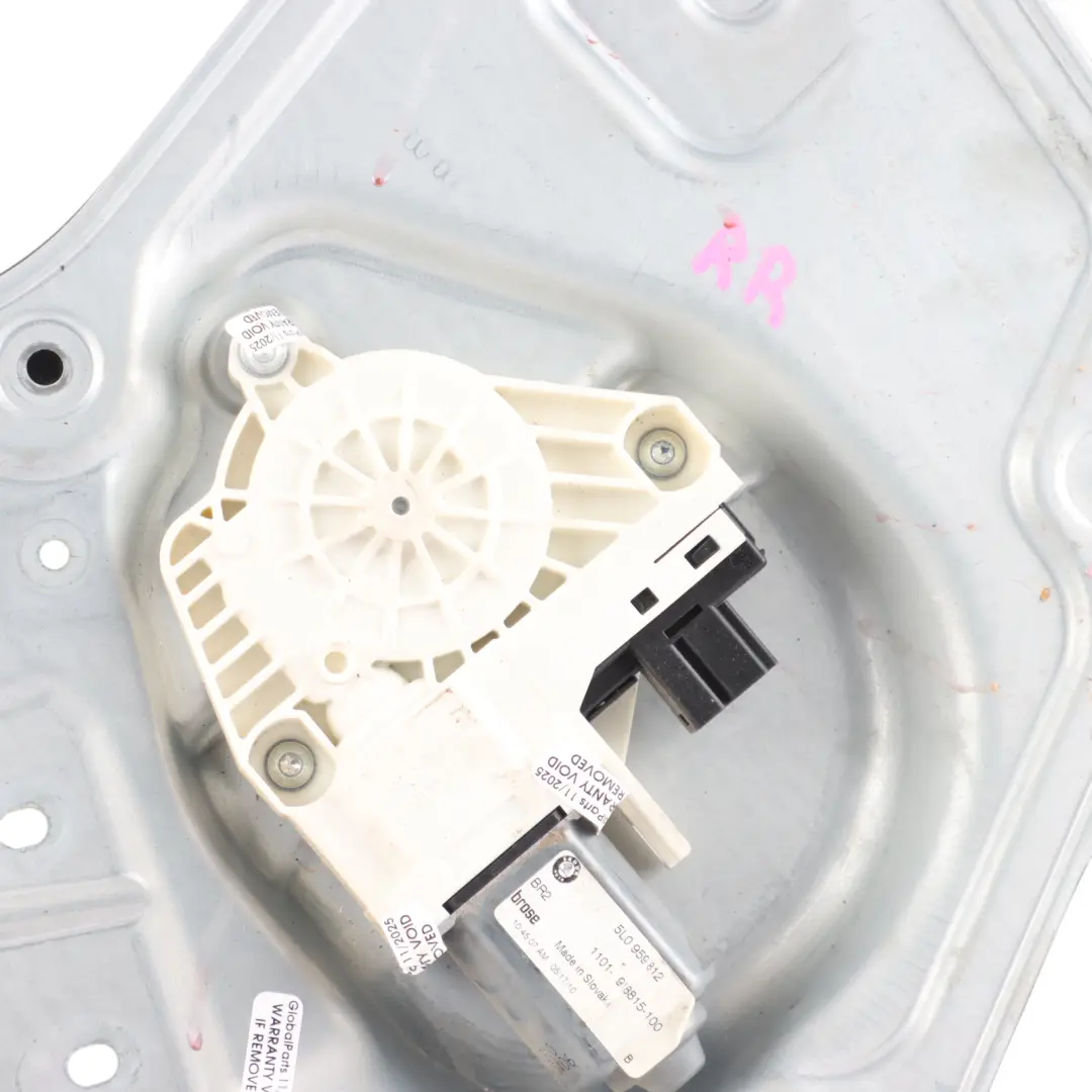 Mechanizm Podnośnik Szyby Drzwi Tylnych Prawy Tył do Skoda Yeti 5L o numerze 5L0839462A Skoda Yeti 5L Mechanizm Podnośnik Szyby Drzwi Tylnych Prawy Tył - SKU 5L0839462A - Numer Części 5L0839462A