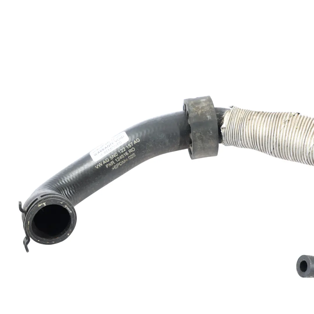 Przewód Wąż Rura Wody Płynu Chłodzącego do Audi Q3 8U 2.0 TFSI o numerze 5N0122157AG Audi Q3 8U 2.0 TFSI Przewód Wąż Rura Wody Płynu Chłodzącego - SKU 5N0122157AG - Numer Części 5N0122157AG