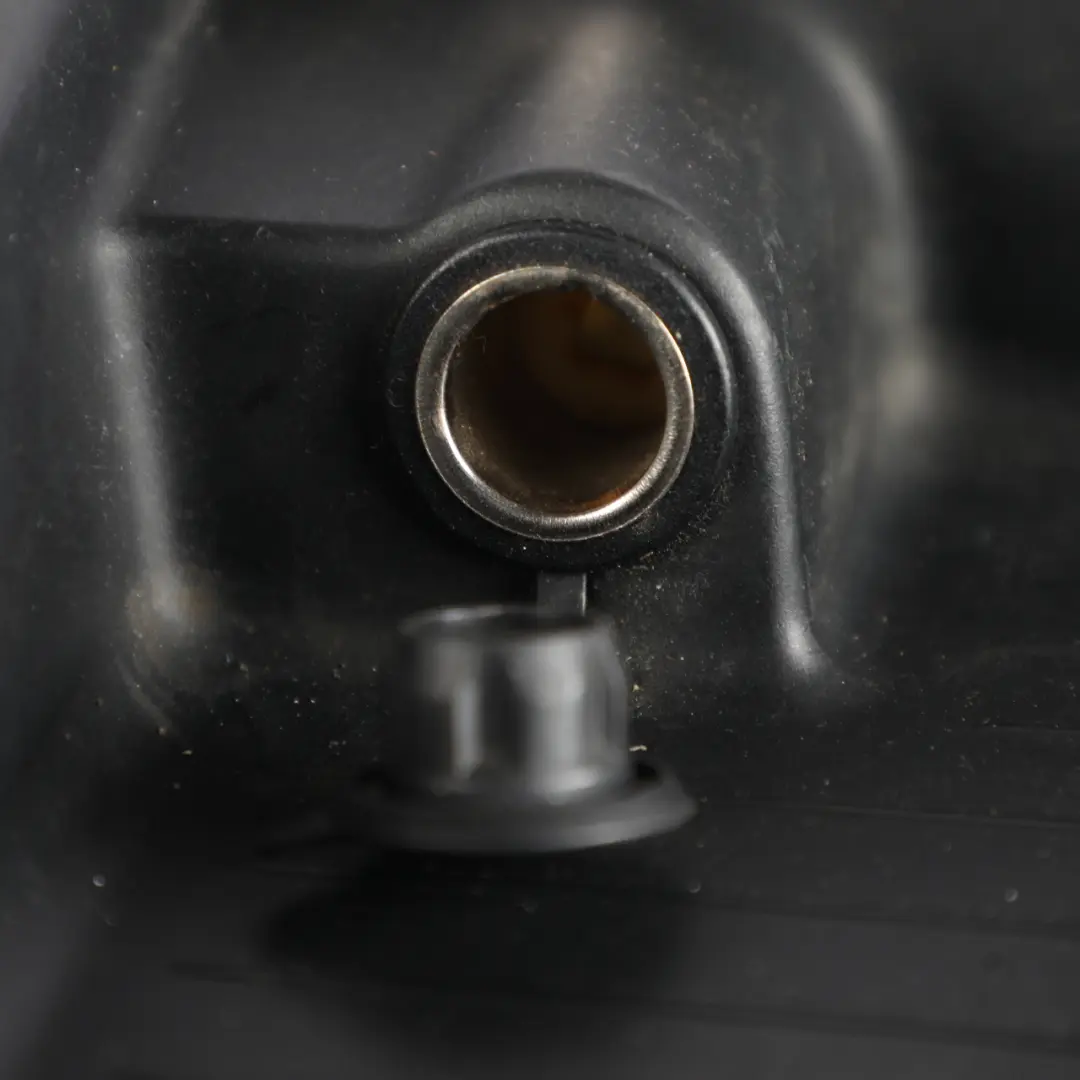 Guantera Salpicadero Delantera Derecha Negro para Ford Transit Mk7 con número de pieza 6C11-V06203-A Ford Transit Mk7 Guantera Salpicadero Delantera Derecha Negro - SKU 6C11-V06203-A - Número de pieza 6C11-V06203-A