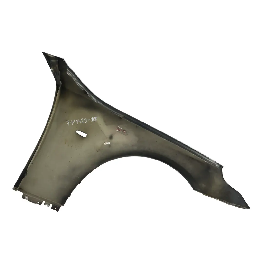 Pannello Laterale Anteriore Sinistro Parafango Black Sapphire - 475 per BMW E60 E61 con numero di parte 7111429 BMW E60 E61 Pannello Laterale Anteriore Sinistro Parafango Black Sapphire - 475 - SKU 7111429-BS - Numero di parte 7111429