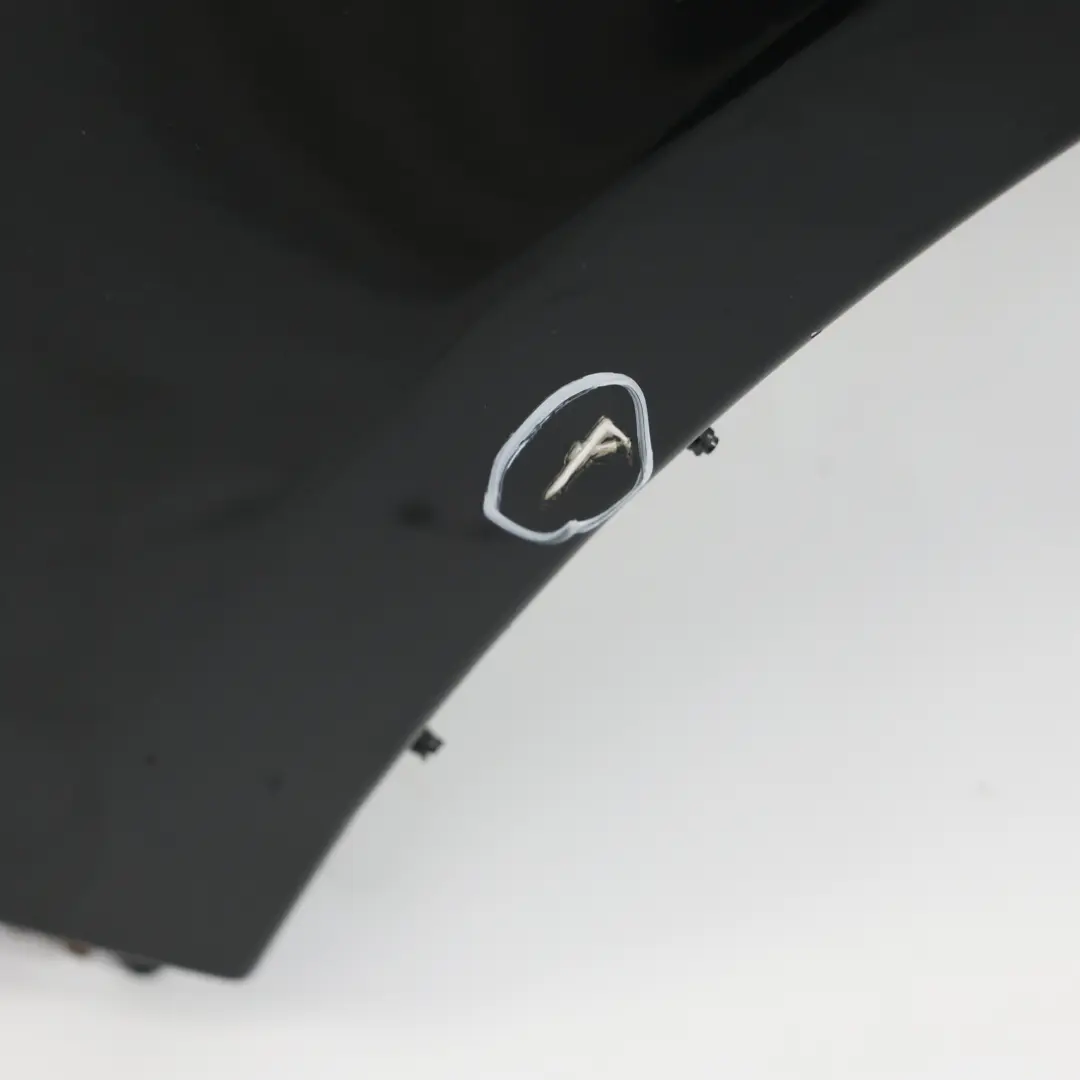 Pannello Laterale Parafango Anteriore Destro Black Sapphire Nero - 475 per BMW E60 con numero di parte 7111430 BMW E60 Pannello Laterale Parafango Anteriore Destro Black Sapphire Nero - 475 - SKU 7111430-BS4 - Numero di parte 7111430