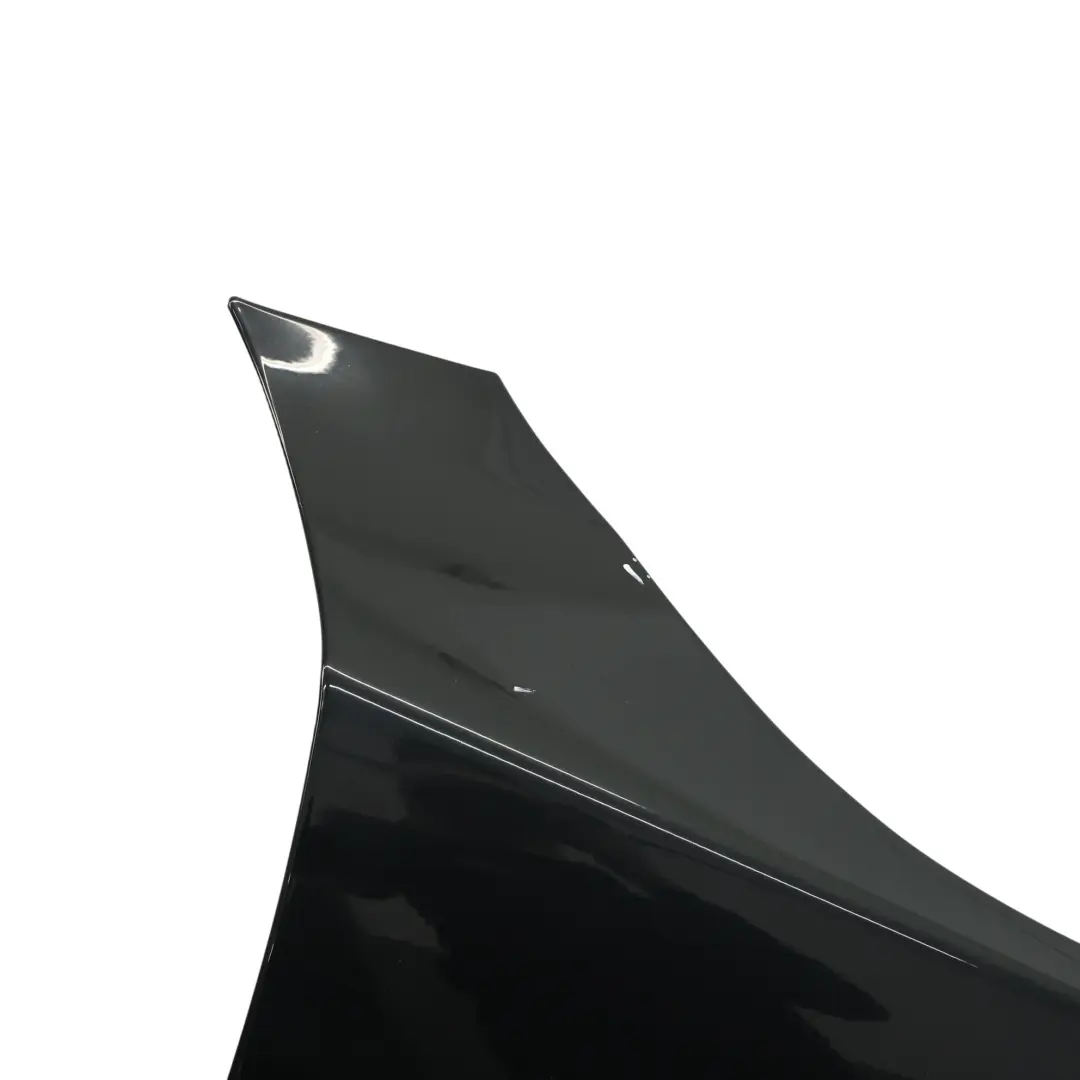 Pannello Laterale Parafango Anteriore Destro Black Sapphire Nero - 475 per BMW E60 con numero di parte 7111430 BMW E60 Pannello Laterale Parafango Anteriore Destro Black Sapphire Nero - 475 - SKU 7111430-BS4 - Numero di parte 7111430