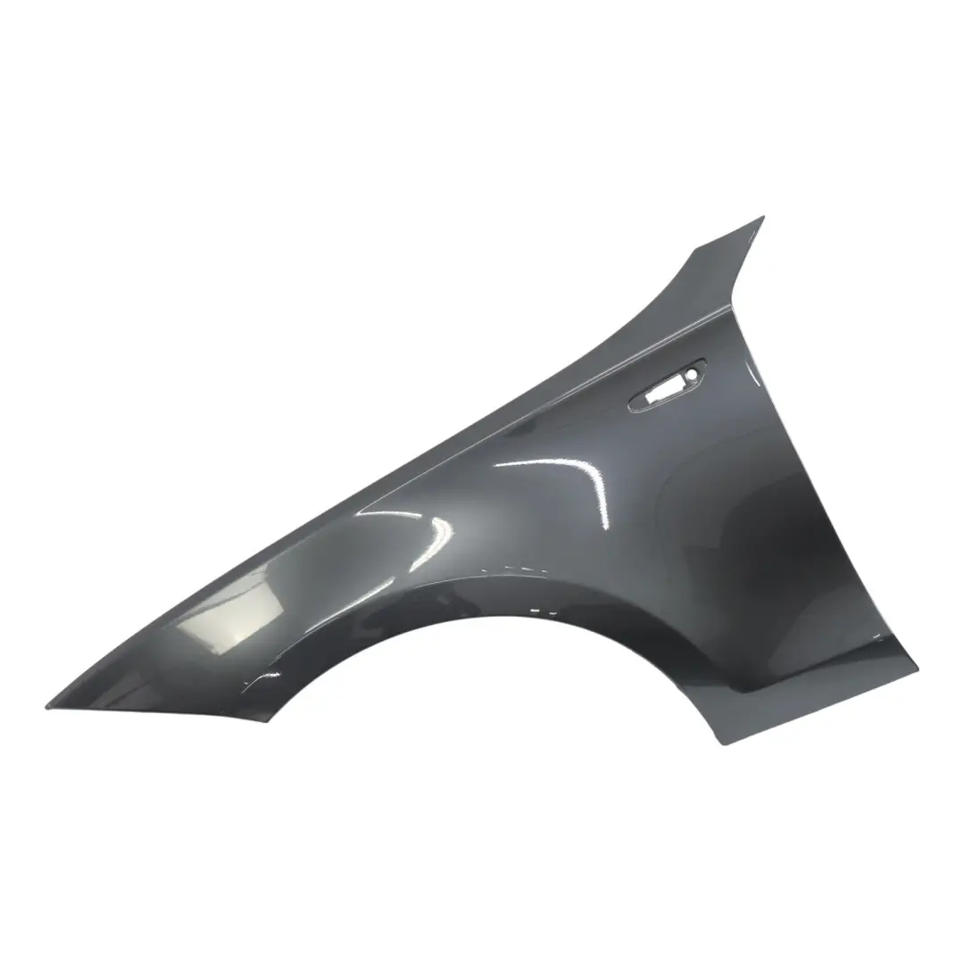 Pannello Laterale Parafango Anteriore Sinistro Sparkling Graphite - A22 per BMW E87 con numero di parte 7133227 BMW E87 Pannello Laterale Parafango Anteriore Sinistro Sparkling Graphite - A22 - SKU 7133227-SG - Numero di parte 7133227