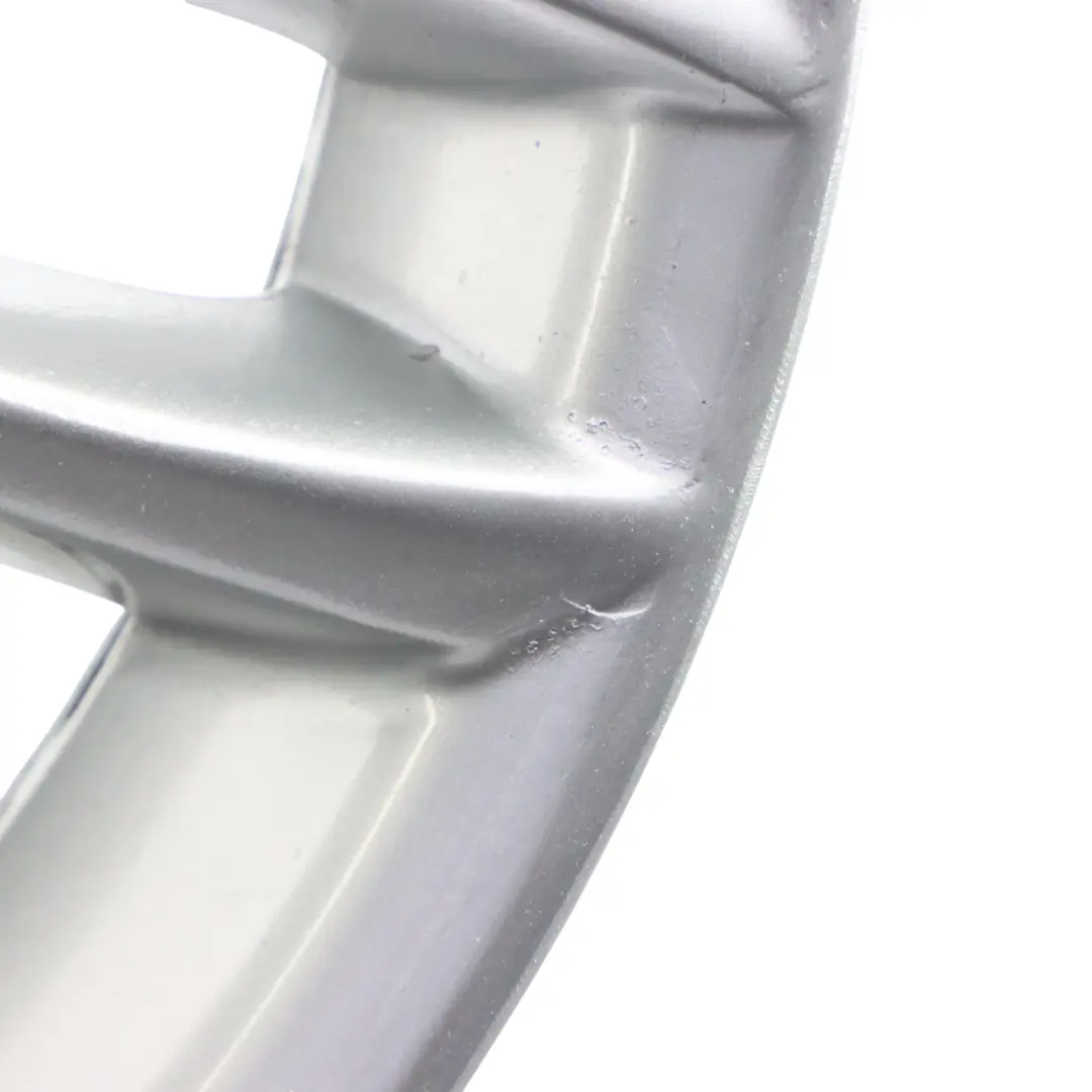 Felga Aluminiowa Przód Srebrna 18" 7,5J do BMW E81 E87 o numerze 7891050 BMW E81 E87 Felga Aluminiowa Przód Srebrna 18" 7,5J - SKU 7891050-5 - Numer Części 7891050