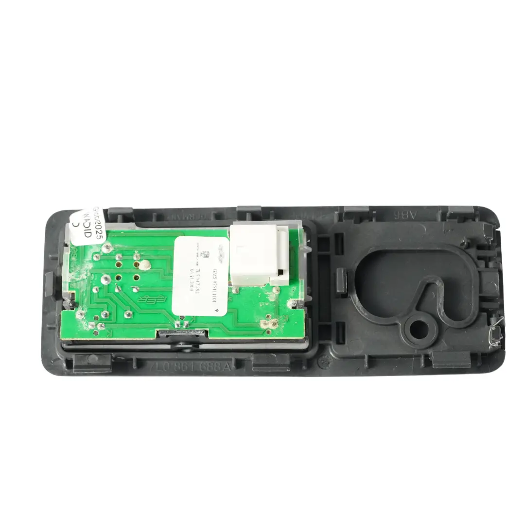 Lampka Podsufitki Tylna Prawy Tył Czarna do Porsche Cayenne 955 o numerze 7L0861688A Porsche Cayenne 955 Lampka Podsufitki Tylna Prawy Tył Czarna - SKU 7L0861688A-1 - Numer Części 7L0861688A