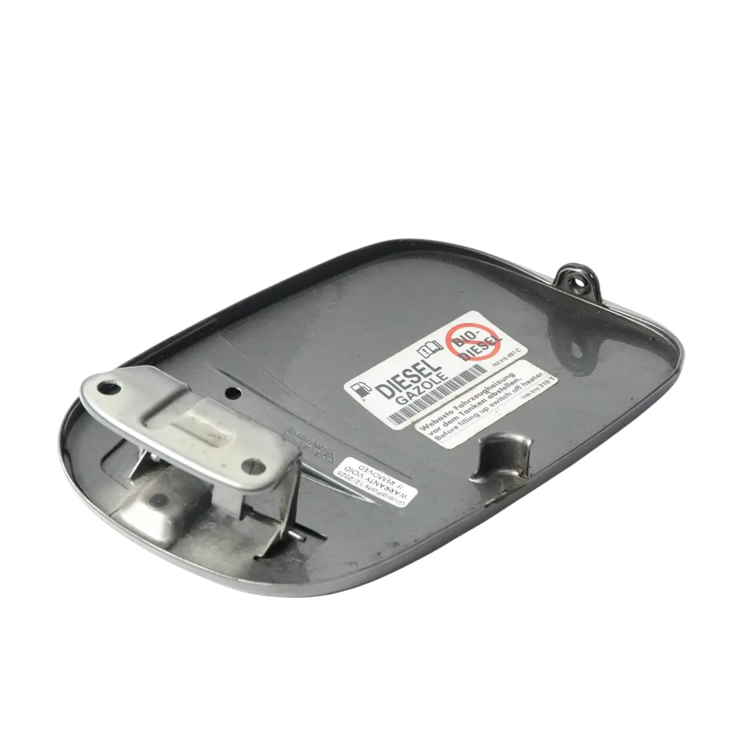Coperchio Tappo Serbatoio Sportello Meteor Grey Metallic-M7W per Porsche Cayenne 955 con numero di parte 7L5809905D-MET Porsche Cayenne 955 Coperchio Tappo Serbatoio Sportello Meteor Grey Metallic-M7W - SKU 7L5809905D-MET - Numero di parte 7L5809905D-MET