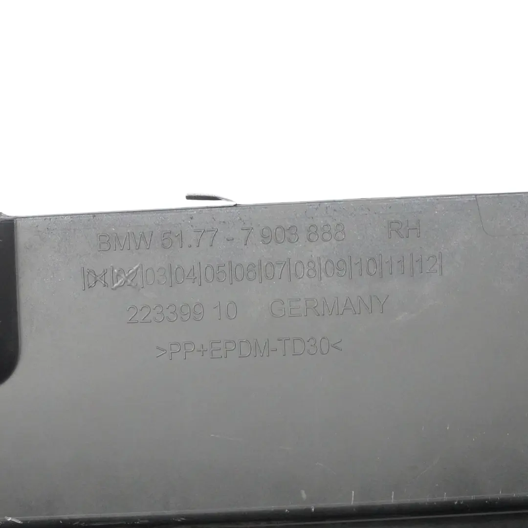 Minigonna Laterale M Sport M5 Pannello Destro Carbon Black - 416 per BMW F10 F11 con numero di parte 8048686 BMW F10 F11 Minigonna Laterale M Sport M5 Pannello Destro Carbon Black - 416 - SKU 8048686-CAR - Numero di parte 8048686