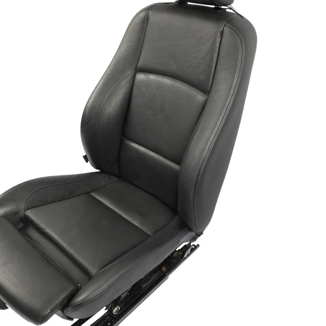 Sedile anteriore destro Pelle Boston Nero Blu per BMW E88 Cabrio M Sport con numero di parte 8053970 BMW E88 Cabrio M Sport Sedile anteriore destro Pelle Boston Nero Blu - SKU 8053970-2 - Numero di parte 8053970