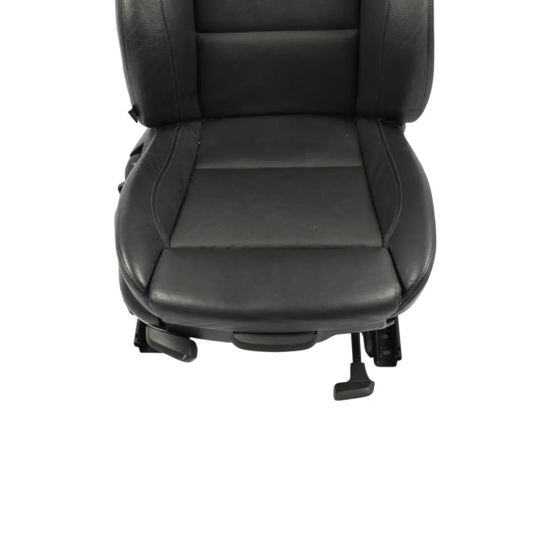 Siège avant droit en cuir Boston Black Blue pour BMW E88 Convertible M Sport à propos du numéro de pièce 8053970 BMW E88 Convertible M Sport Siège avant droit en cuir Boston Black Blue - SKU 8053970-2 - Numéro de pièce 8053970