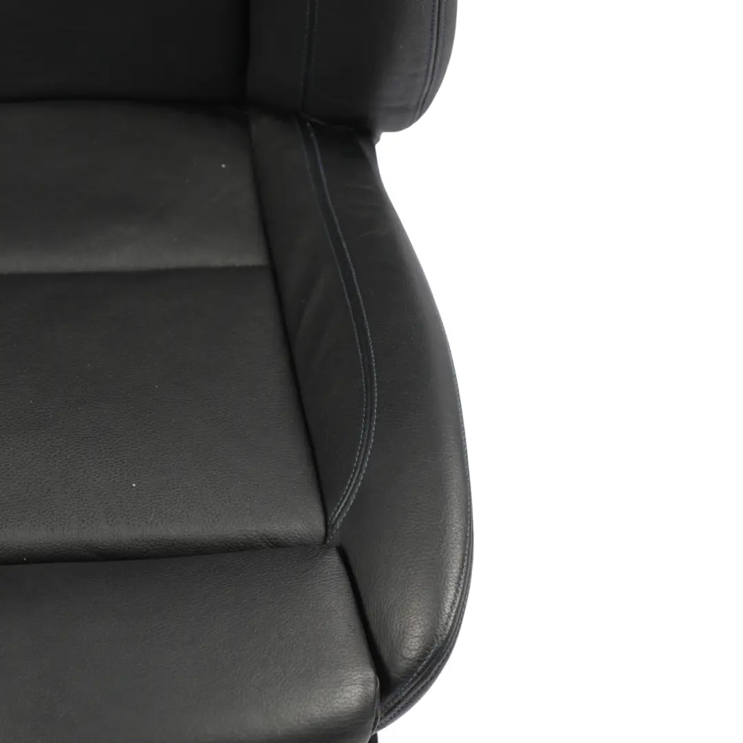 Fotel Prawy Przód Skóra Boston Czarny Niebieski do BMW E88 Convertible M Sport o numerze 8053970 BMW E88 Convertible M Sport Fotel Prawy Przód Skóra Boston Czarny Niebieski - SKU 8053970-2 - Numer Części 8053970