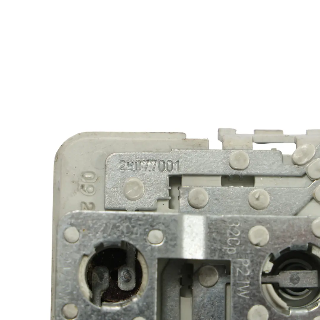 8L Luz Trasera Portalámparas Casquillo Izquierda Derecha para Audi A3 con número de pieza 8L0945257A Audi A3 8L Luz Trasera Portalámparas Casquillo Izquierda Derecha - SKU 8L0945257A - Número de pieza 8L0945257A