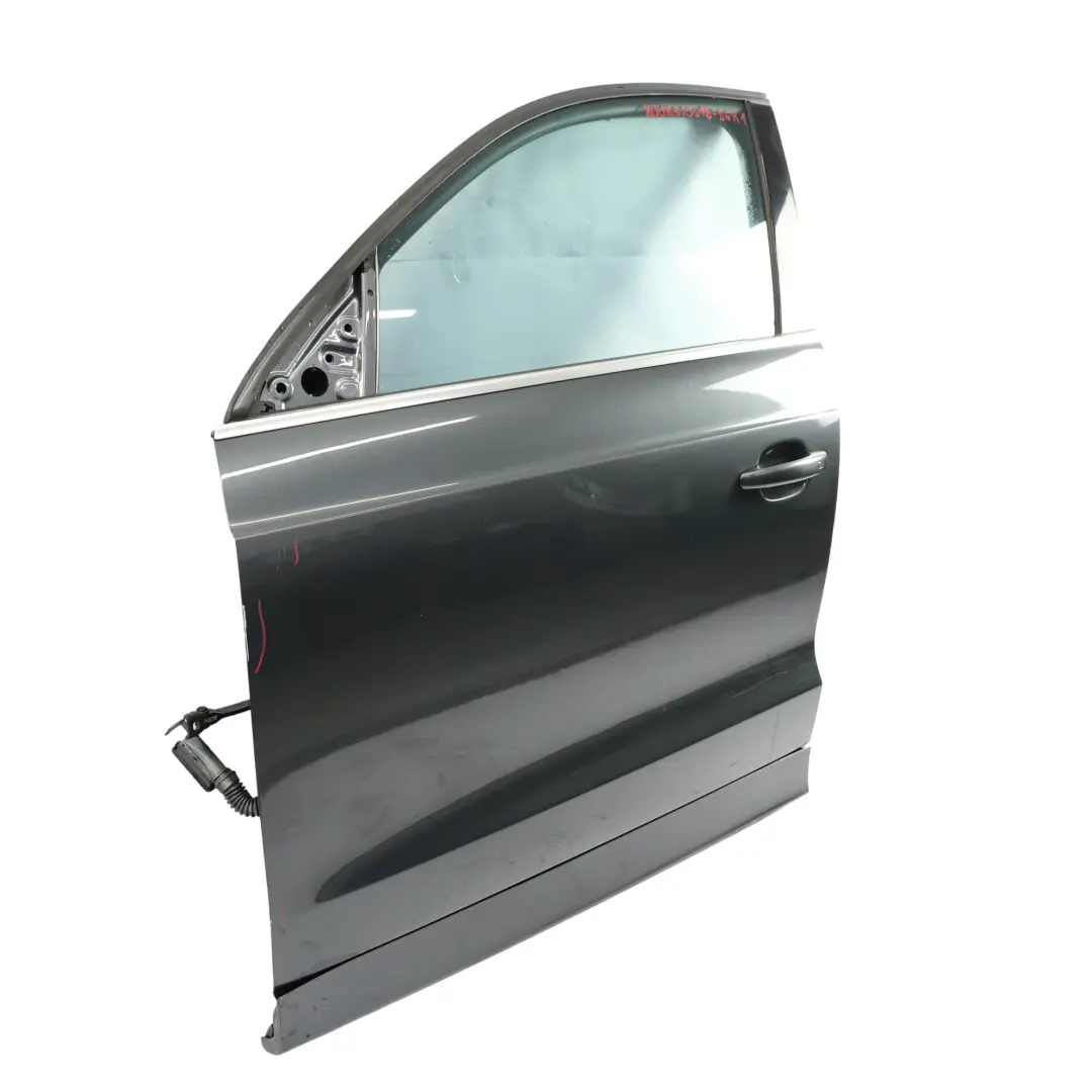 Pannello Di Porta Anteriore Sinistra Daytona Grey Grigio Perla - Z7S per Audi Q3 8U con numero di parte 8U0831051B Audi Q3 8U Pannello Di Porta Anteriore Sinistra Daytona Grey Grigio Perla - Z7S - SKU 8U0831051B-DGR1 - Numero di parte 8U0831051B