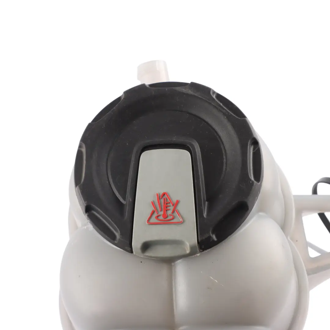 Serbatoio Espansione Liquido Refrigerante per Audi A4 B9 A5 F5 con numero di parte 8W0121405G Audi A4 B9 A5 F5 Serbatoio Espansione Liquido Refrigerante - SKU 8W0121405G - Numero di parte 8W0121405G