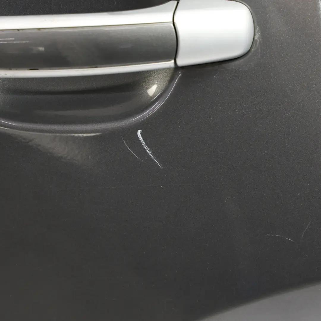 Arrière Gauche Meteor Grey Métallisé - M7W pour Porsche Cayenne 9PA Porte à propos du numéro de pièce 95553301106 Porsche Cayenne 9PA Porte Arrière Gauche Meteor Grey Métallisé - M7W - SKU 95553301106-MET - Numéro de pièce 95553301106