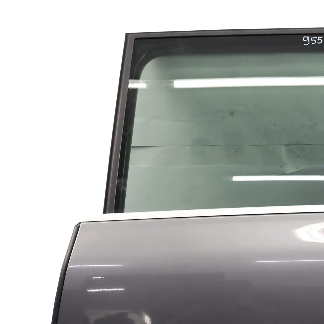 Puerta Trasera Izquierda Meteor Grey Metallic - M7W para Porsche Cayenne 9PA con número de pieza 95553301106 Porsche Cayenne 9PA Puerta Trasera Izquierda Meteor Grey Metallic - M7W - SKU 95553301106-MET - Número de pieza 95553301106