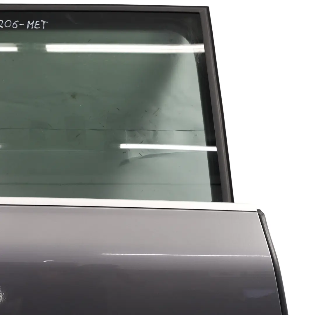 Puerta Trasera Derecha Meteor Grey Metallic - M7W para Porsche Cayenne 9PA con número de pieza 95553301206 Porsche Cayenne 9PA Puerta Trasera Derecha Meteor Grey Metallic - M7W - SKU 95553301206-MET - Número de pieza 95553301206