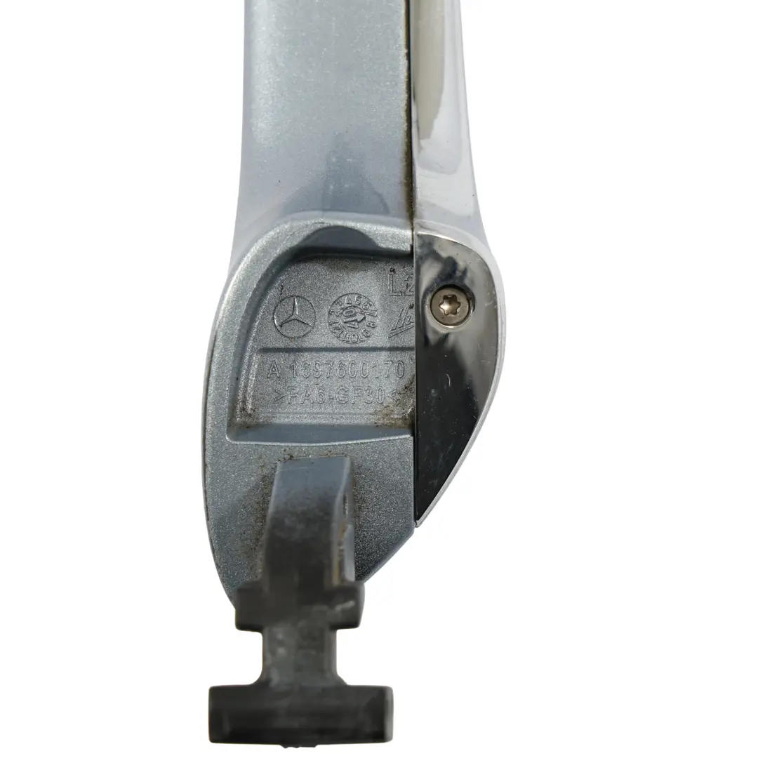 Hinterer Haltegriff Tür Links Horizon Blue Metallic 391 für Mercedes W169 W245 mit Teilenummer A1697600170-HBL Mercedes W169 W245 Hinterer Haltegriff Tür Links Horizon Blue Metallic 391 - SKU A1697600170-HBL - Teilenummer A1697600170-HBL