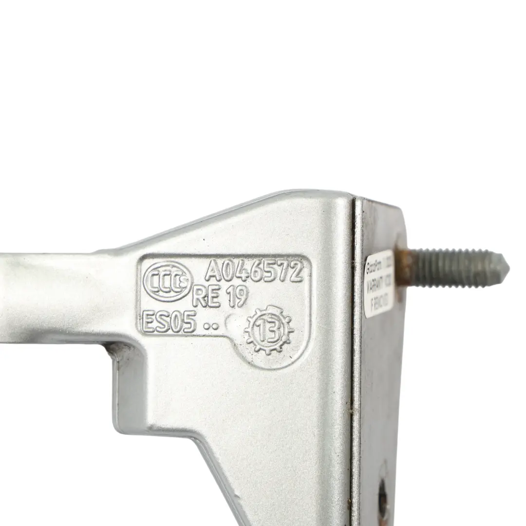 Bisagra Superior Puerta Trasera Derecha Plata Polar Cósmico - 761 para Mercedes W246 con número de pieza A2467301237 Mercedes W246 Bisagra Superior Puerta Trasera Derecha Plata Polar Cósmico - 761 - SKU A2467301237-PLS - Número de pieza A2467301237