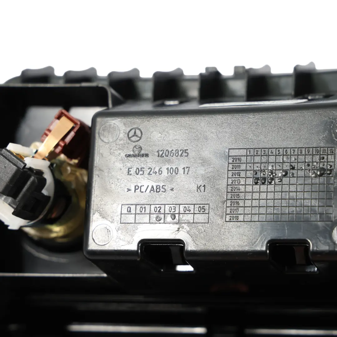 Mercedes W246 Console centrale Compartiment rangement Cendrier - SKU A2468100179 - Numéro de pièce A2468100179