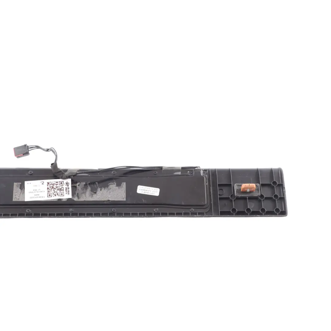 Ford Mustang VI Embellecedor Umbral Puerta Entrada Izquierda FR3B-6313222-C - SKU FR3B-6313222-AAW - Número de pieza FR3B-6313222-AAW