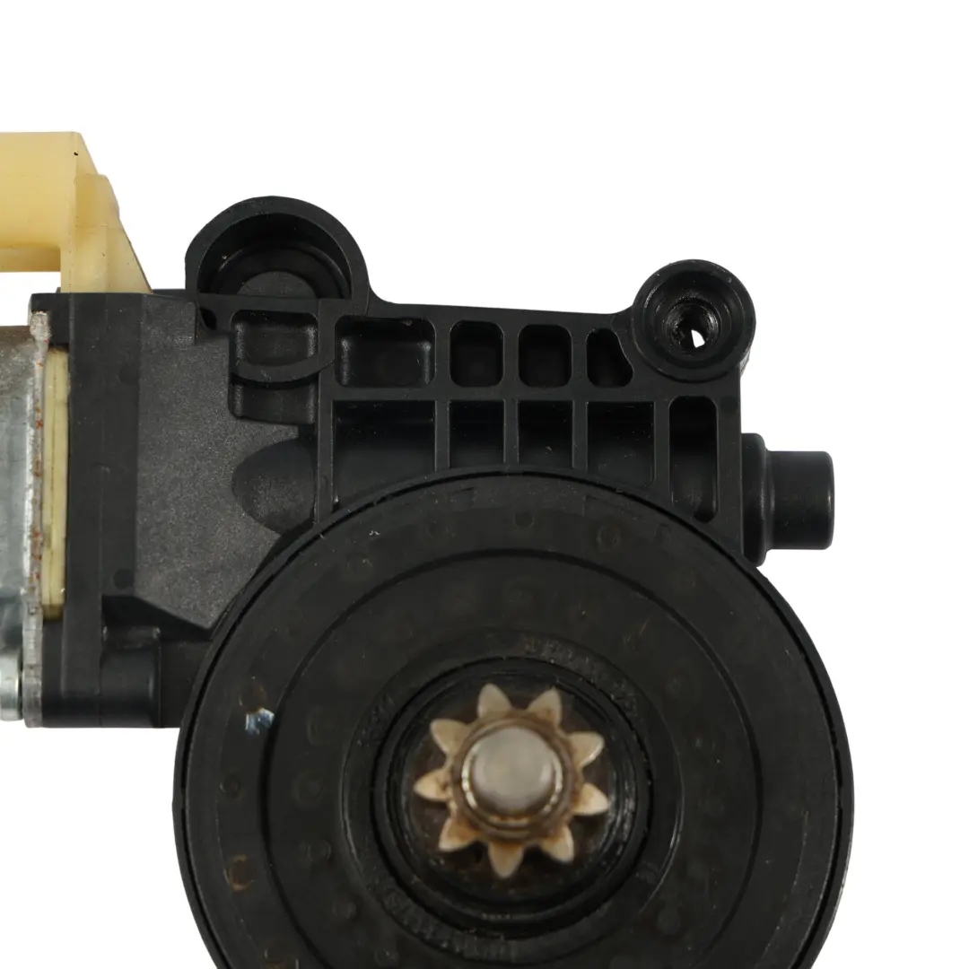 C450 Motore Alzacristalli Porta Anteriore Destra 0130822001 per Smart Fortwo con numero di parte Q0002684V004000000 Smart Fortwo C450 Motore Alzacristalli Porta Anteriore Destra 0130822001 - SKU Q0002684V004000000 - Numero di parte Q0002684V004000000