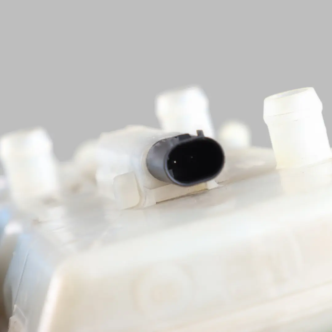 Servo Brake Fluid Reservoir Bottle Tank to Mercedes Vito W639 with Part number A6394300102 Mercedes Vito W639 Servo Brake Fluid Reservoir Bottle Tank - SKU RHD-A6394300102-3 - Part number A6394300102