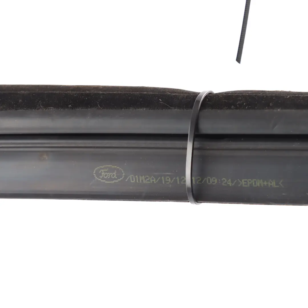 Mk3 Door Window Guide Seal Gasket Rubber Rear Right O/S to Ford Focus with Part number 1787048 Ford Focus Mk3 Door Window Guide Seal Gasket Rubber Rear Right O/S - SKU 1787048 - Part number 1787048