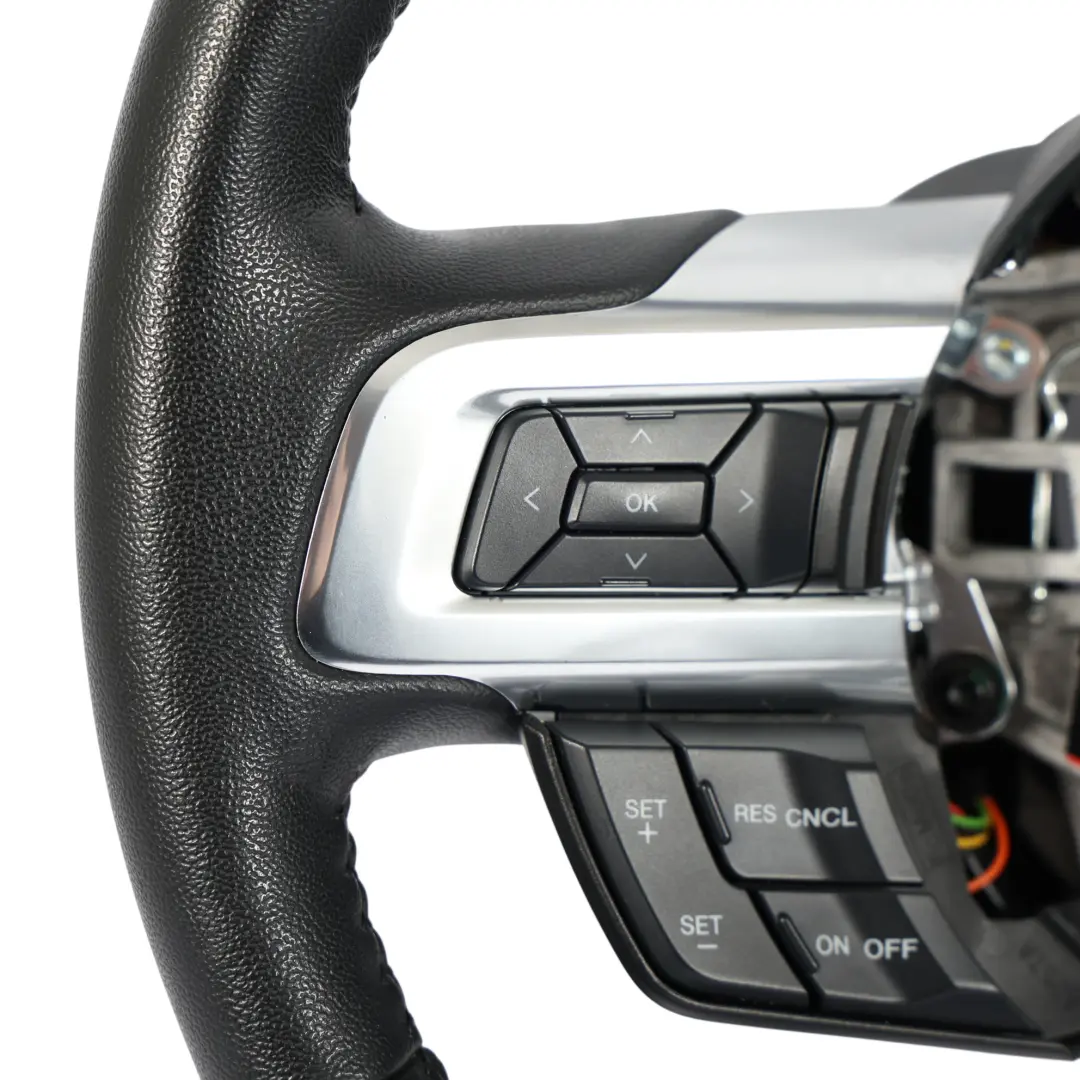 Nero In Pelle Multifunzione FR33-3F830-AF per Ford Mustang VI Volante con numero di parte 2079333 Ford Mustang VI Volante Nero In Pelle Multifunzione FR33-3F830-AF - SKU 2079333 - Numero di parte 2079333