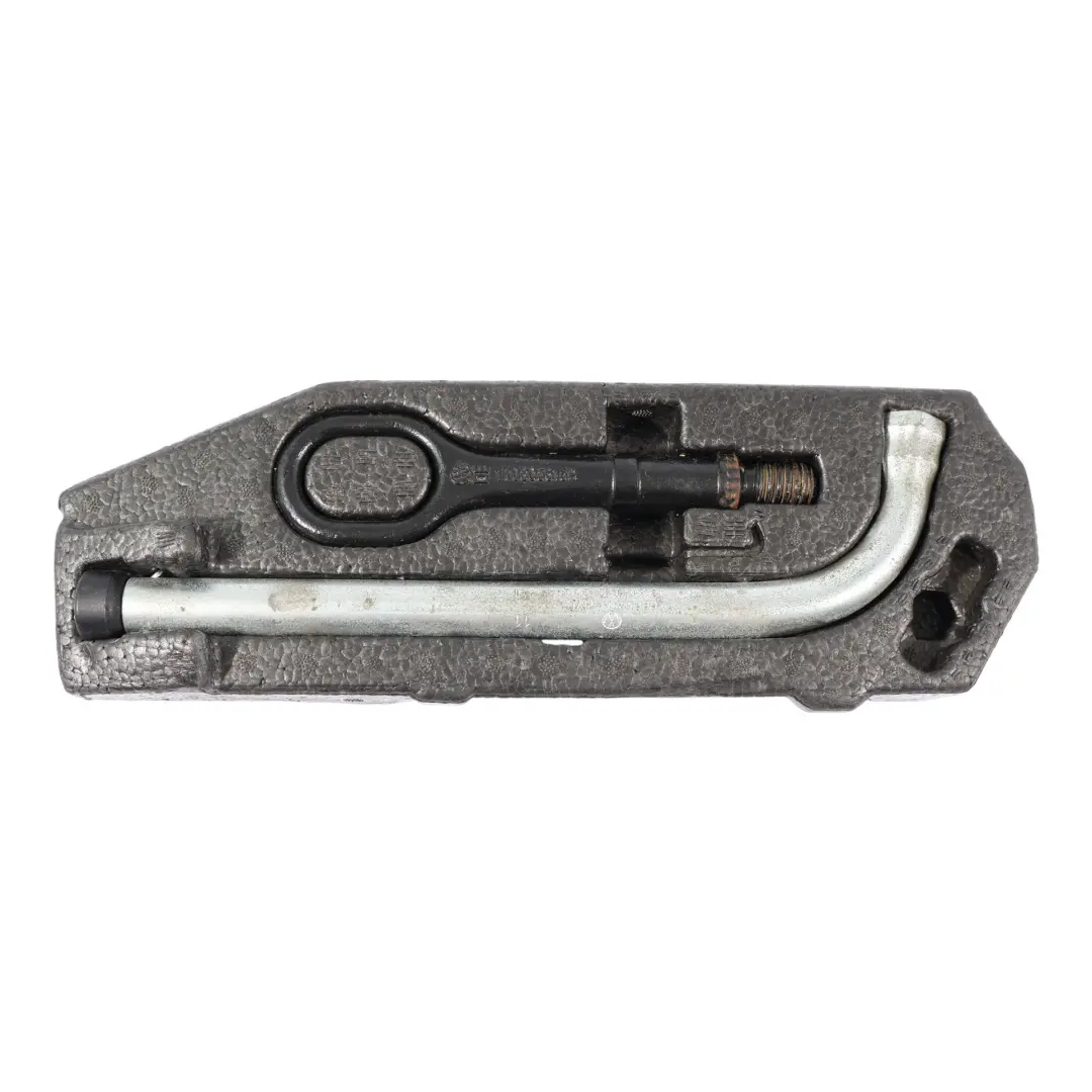 Volkwagen Caddy 2K Kit Occhiello Traino Chiave Ruota Bagagliaio per con numero di parte 2K0012113E Volkwagen Caddy 2K Kit Occhiello Traino Chiave Ruota Bagagliaio - SKU 2K0012113E - Numero di parte 2K0012113E