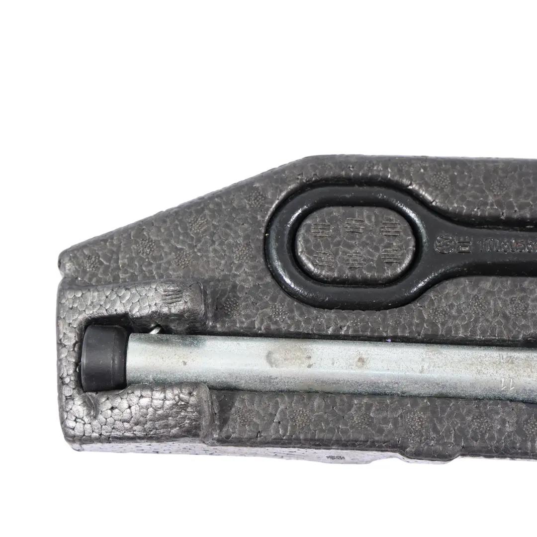 Volkwagen Caddy 2K Kit Occhiello Traino Chiave Ruota Bagagliaio per con numero di parte 2K0012113E Volkwagen Caddy 2K Kit Occhiello Traino Chiave Ruota Bagagliaio - SKU 2K0012113E - Numero di parte 2K0012113E