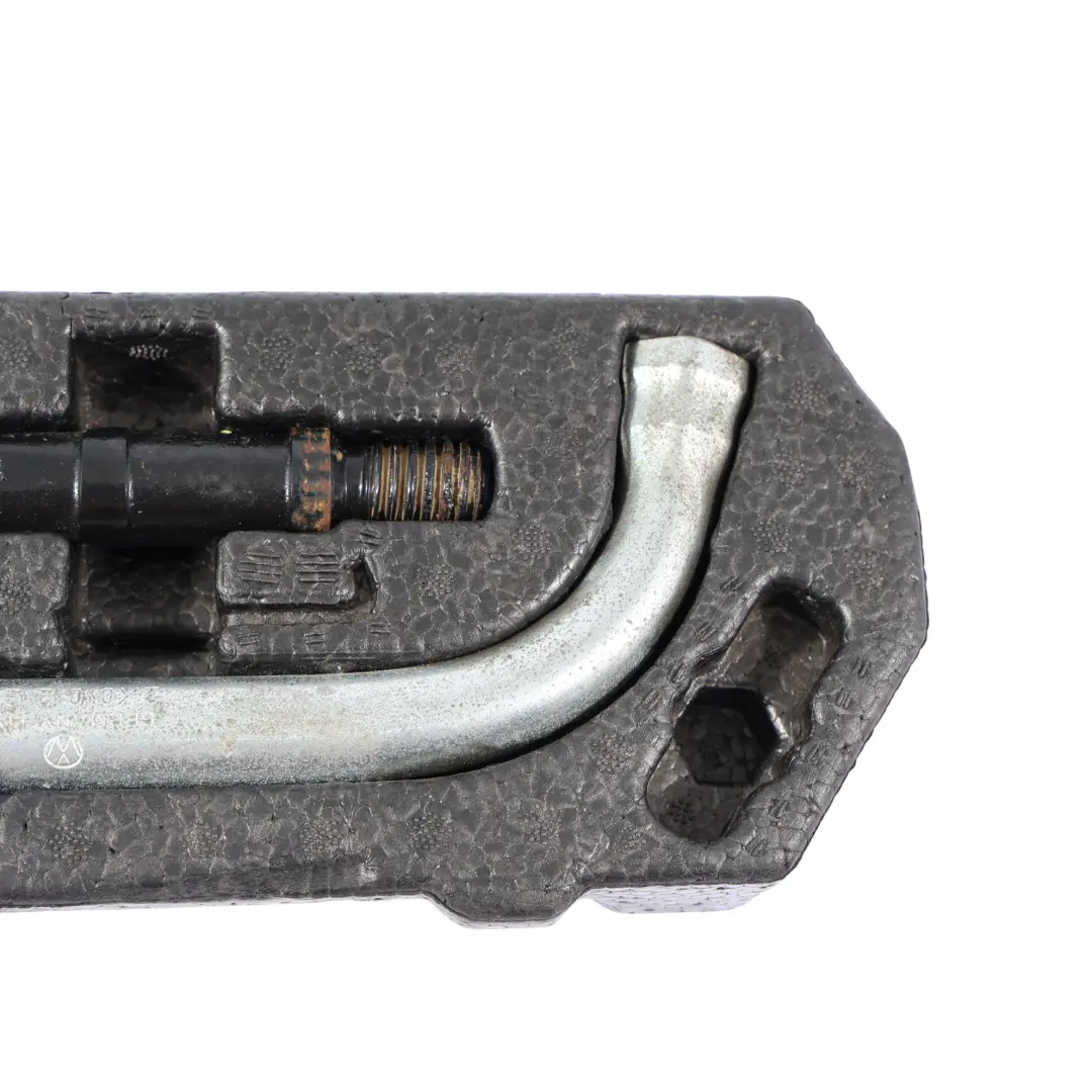 Volkwagen Caddy 2K Kit Occhiello Traino Chiave Ruota Bagagliaio per con numero di parte 2K0012113E Volkwagen Caddy 2K Kit Occhiello Traino Chiave Ruota Bagagliaio - SKU 2K0012113E - Numero di parte 2K0012113E