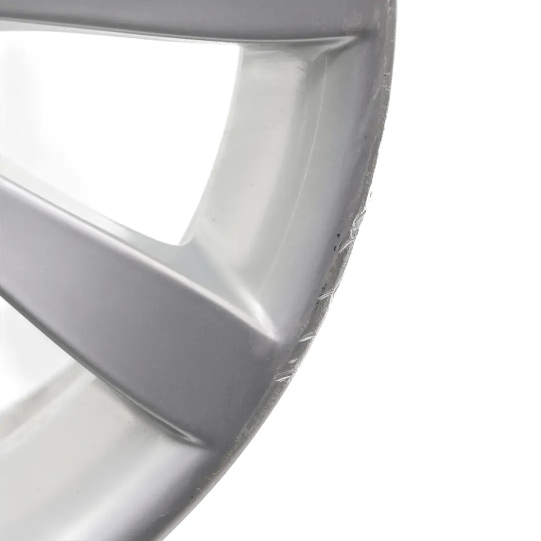 Silberne Leicht Metall Felge Vorne 19" 8,5J ET:14 für BMW E63 E64 mit Teilenummer 6770941 BMW E63 E64 Silberne Leicht Metall Felge Vorne 19" 8,5J ET:14 - SKU 6770941-4 - Teilenummer 6770941